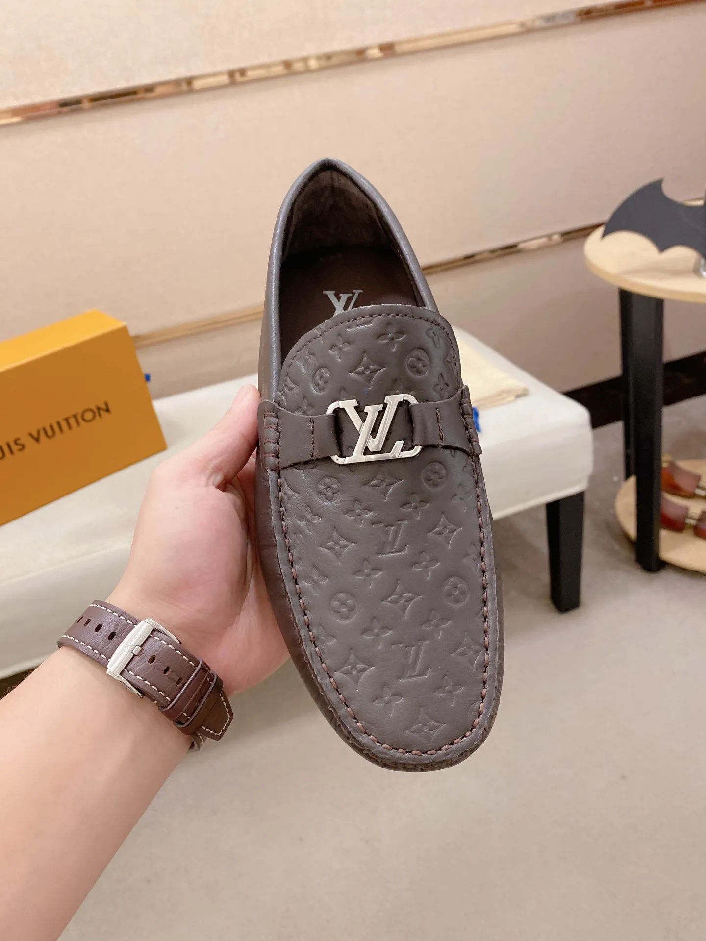 Factory price: 500💰High-end quality! LV 🆕🆕Exclusive hot-selling products in stock🔥🔥New products on the shelves, high-quality Ferragamo men's pea shoes, high-end casual driving shoes, with complete packaging! 💪 💪 Material: imported first-layer cowhide 🐂 + imported high-quality buffalo leather lining + wear-resistant outsole 👍🏻👍🏻 Features: high-end and comfortable, purely handmade 🚀 🚀 Create the perfect shoes that suit you best 🔥 🔥 Size: (38-44) 45 standard size can be customized!